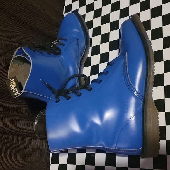 *SOLD* Made in England Dr. Martens Boots - Picture 4 of 11